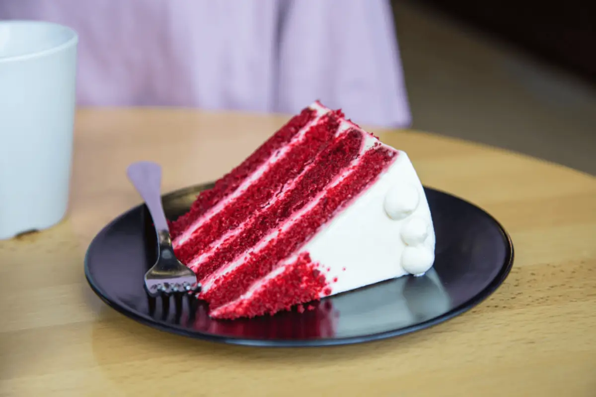 Vanilla Cake with Strawberry Filling: A Sweet Symphony of Flavors