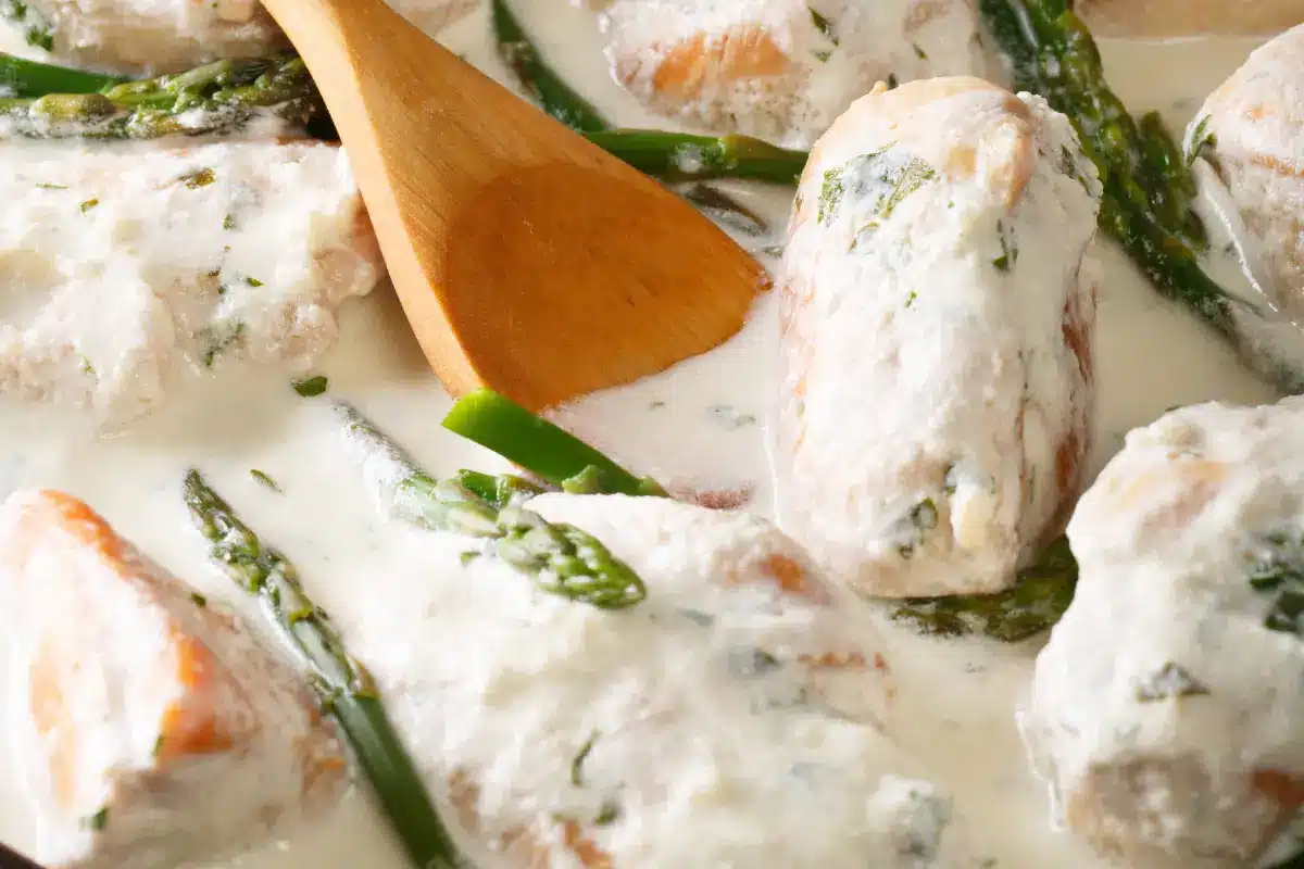 Is Domino’s Garlic Parmesan Sauce White? Uncover the Truth